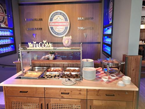 een voedselkar met diverse gebakjes op een toonbank bij Kühlungsborner Brauhaus in Kühlungsborn