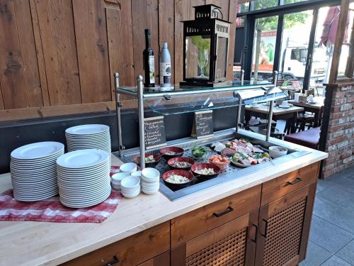 een buffet met borden en eten op een aanrecht bij Kühlungsborner Brauhaus in Kühlungsborn