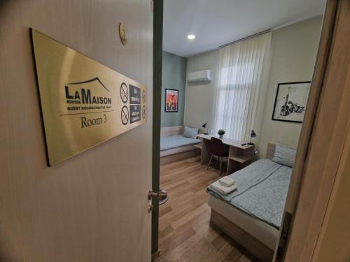 a small room with a bed and a desk at La Maison Ruse in Ruse