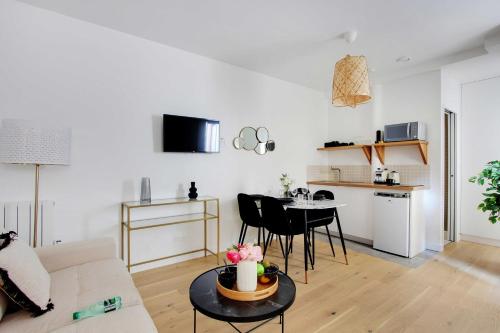 un salon avec un canapé et une table dans l'établissement Suberb apartment - 1BR-4P - Sacré Coeur, à Paris