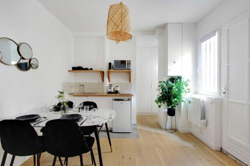 une cuisine et une salle à manger avec une table et des chaises dans l'établissement Suberb apartment - 1BR-4P - Sacré Coeur, à Paris