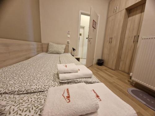 two beds in a room with towels on the floor at La Maison Ruse in Ruse