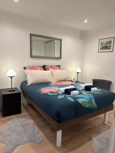 une chambre avec un grand lit avec des oreillers dessus dans l'établissement Logement avec terrasse et entrée indépendantes a 25 min de Paris, à Yerres