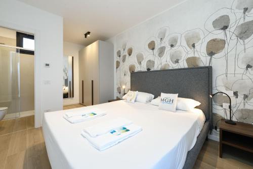 Ένα ή περισσότερα κρεβάτια σε δωμάτιο στο MGH Luxury - Palms Residence Sirmione N2