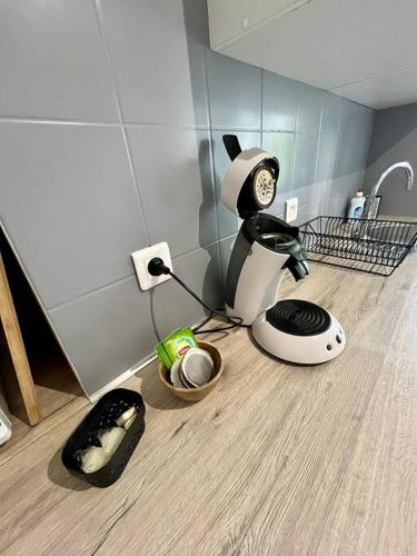 - une cuisine avec une cafetière à l'étage dans l'établissement T2- Le François III - Proche Centre ville, à Limoges