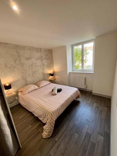 une chambre avec un lit et une fenêtre dans l'établissement T2- Le François III - Proche Centre ville, à Limoges