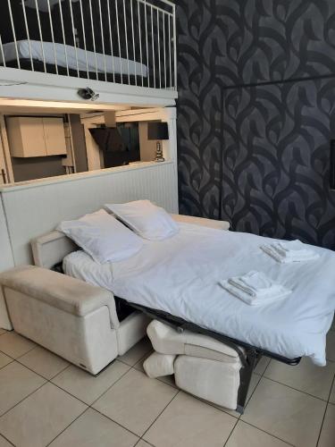 - un lit et une chaise dans une chambre dans l'établissement Super appartement douillet dans maison, à Seyssins