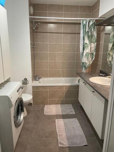 une salle de bain avec une baignoire, des toilettes et un lavabo dans l'établissement Mas de Constance, à Aigues-Mortes