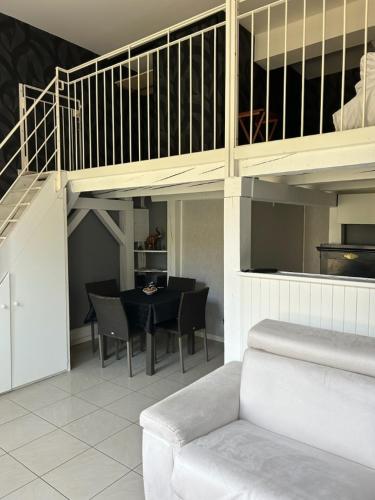 un salon avec une table et un canapé dans l'établissement Super appartement douillet dans maison, à Seyssins