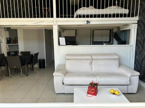 un salon avec un canapé et une table dans l'établissement Super appartement douillet dans maison, à Seyssins