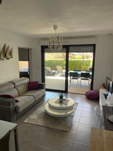 un salon avec un canapé et une table dans l'établissement Mas de Constance, à Aigues-Mortes