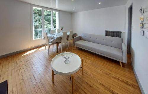 un salon avec un canapé, une table et des chaises dans l'établissement Cozy Apartment In Morlaix With Wifi, à Morlaix