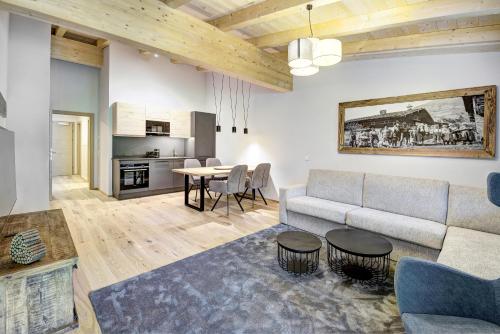 a living room with a couch and a table at Das Förstereck in Viehhofen