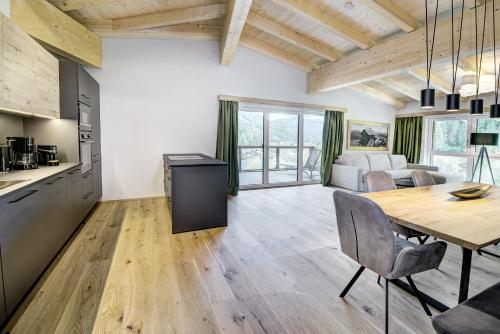 a kitchen and living room with a table and chairs at Das Förstereck in Viehhofen