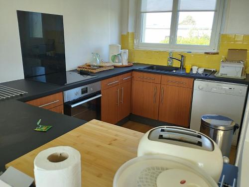 une cuisine avec un rouleau de papier toilette sur un comptoir dans l'établissement Ti Kreiz, au Conquet