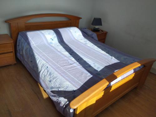 - une chambre avec un lit doté d'un cadre en bois dans l'établissement Ti Kreiz, au Conquet