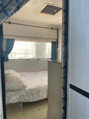 a small bedroom with a bed and a window at Mi Cachito in Los Caños de Meca
