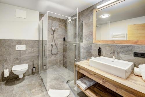 a bathroom with a sink toilet and a shower at Das Förstereck in Viehhofen