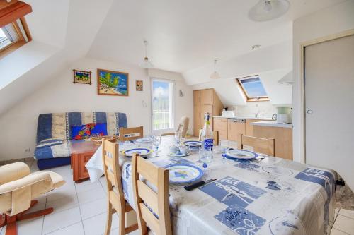 une salle à manger et une cuisine avec une table et des chaises dans l'établissement 850m de la plage, appartement pour 5 avec jardin, à Erquy