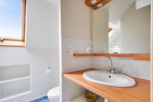 une salle de bain avec un lavabo et des toilettes dans l'établissement 850m de la plage, appartement pour 5 avec jardin, à Erquy