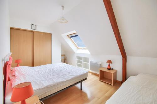 une chambre avec deux lits et une lucarne dans l'établissement 850m de la plage, appartement pour 5 avec jardin, à Erquy