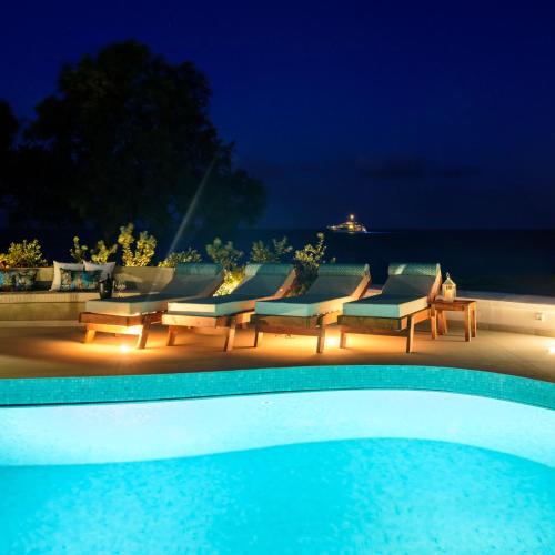 Bazén v ubytování Nerea Seaside Villa nebo v jeho okolí