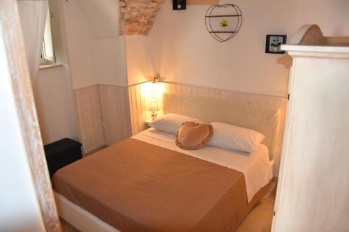 Cette petite chambre comprend un lit avec une couverture brune. dans l'établissement Piccola Pietra, à Martina Franca