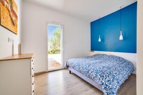 une chambre avec un lit et une grande fenêtre dans l'établissement Les Conches, Maison neuve pour 8, à Longeville-sur-Mer