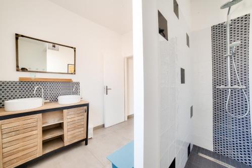 une salle de bain avec un lavabo et une douche dans l'établissement Les Conches, Maison neuve pour 8, à Longeville-sur-Mer