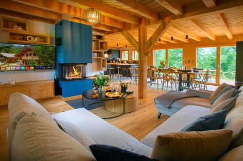 Una sala de estar con un sofá y una chimenea. en Chalet Lezopau - OVO Network, en Samoëns