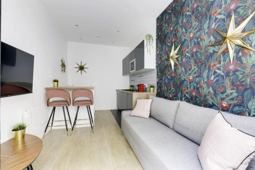 un salon avec un canapé et une table dans l'établissement Nice Apartment Renovated And Bright Street Side, à Paris