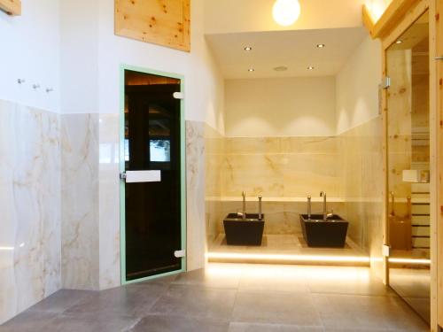 Bilik mandi di Parkhotel Sölden
