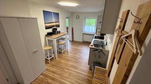 a room with a kitchen with a stove and a counter at Weiherblick in Scheidegg