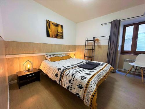 a bedroom with a bed and a table with a lamp at Appartement à 150 m de la cathédrale in Rodez
