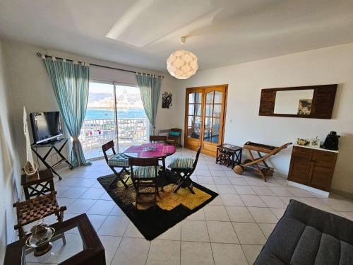 Photo de la galerie de l'établissement Bel appartement 6 couchages, pleine vue mer, tout équipé, climatisé, tout à pied, à Saint-Mandrier-sur-Mer