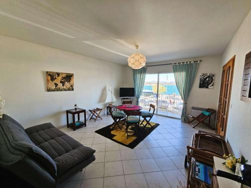 Photo de la galerie de l'établissement Bel appartement 6 couchages, pleine vue mer, tout équipé, climatisé, tout à pied, à Saint-Mandrier-sur-Mer