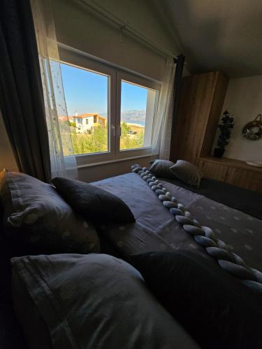 Katil atau katil-katil dalam bilik di Villa Izziy by the beach with a sea view
