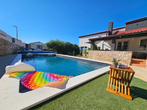Kolam renang di atau dekat dengan Villa Izziy by the beach with a sea view