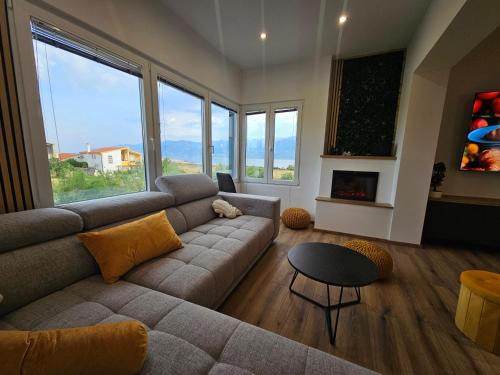 Ruang duduk di Villa Izziy by the beach with a sea view