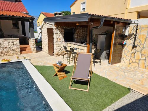 Kolam renang di atau dekat dengan Villa Izziy by the beach with a sea view