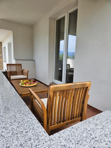 Ruang duduk di Villa Izziy by the beach with a sea view