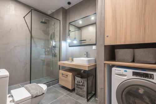 Superior & Spacious Apartment with Rooftop Acropolis View Access