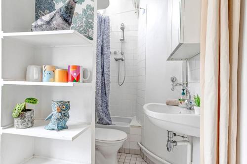 une salle de bain blanche avec des toilettes et un lavabo dans l'établissement Petit studio cosy à Saint-Germain-Des-Prés et Jardin du Luxembourg, à Paris