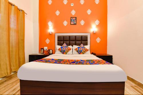 Postel nebo postele na pokoji v ubytování FabHotel KK Residency