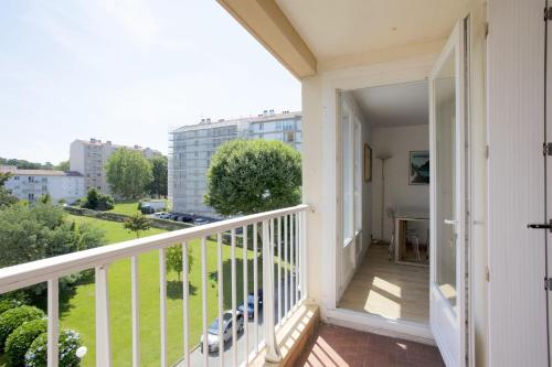 un balcon avec vue sur une ville dans l'établissement Appartement des Chênes - Welkeys, à Anglet