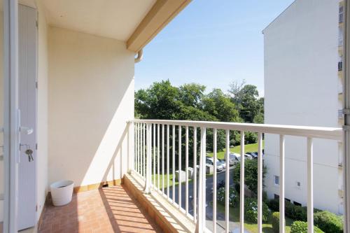 un balcon avec vue sur un parking dans l'établissement Appartement des Chênes - Welkeys, à Anglet
