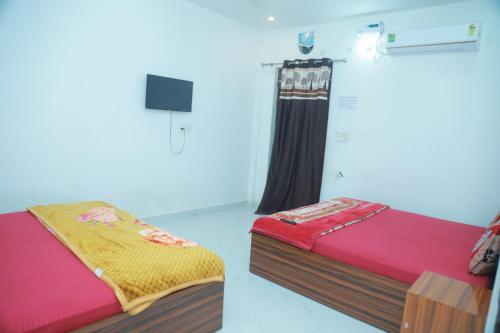 two beds sitting next to each other in a room at Mukul Guest inn in Vrindāvan