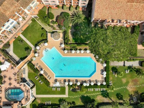an overhead view of a swimming pool in a resort at Hôtel Les Jardins De Sainte-Maxime in Sainte-Maxime