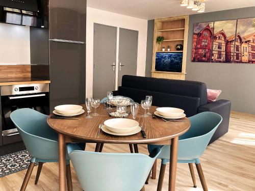 - une table à manger avec des assiettes et des verres à vin dans l'établissement La bulle cathédrale SPA - SAUNA - HAMMAM - CHAMPAGNE, à Troyes