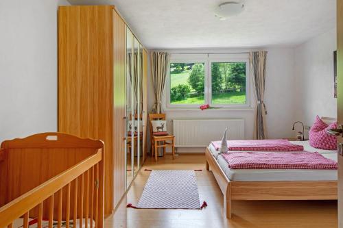 a small bedroom with a bed and a window at Sport Rees - Ferienwohnung Stefanie in Hofsgrund